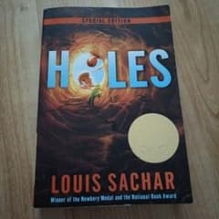 Holes Louis Sachar 洋書 児童書のサムネイル