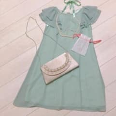 ドレスとクラッチバッグのサムネイル