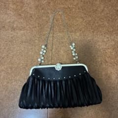 黒いプリーツデザインのパーティーバッグのサムネイル
