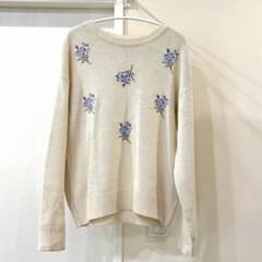 【フェリシモ・IEDIT】　花柄刺繍 クルーネックニット アイボリー Mのサムネイル