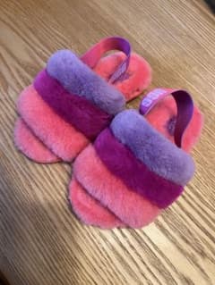 UGG ファーサンダル ピンク パープル　キッズ　17.5cmのサムネイル
