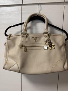 PRADA ベージュ レザー ショルダーバッグ ノベルティ - メルカリ