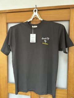 新品 PEANUTS スヌーピー Surf's Up Tシャツ ブラウンのサムネイル