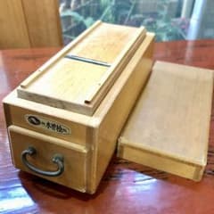 堺刀司 木曽檜製 特製 兎印 木製かつお節削り器 引き出し付き 堺刀司 木曽檜製 特製 兎印 木製かつお節削り器 引き出し付き - メルカリ