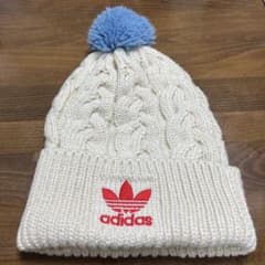 adidas ケーブル編みニット帽 ポンポン付きのサムネイル