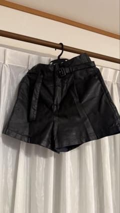 フェイクレザー ショートパンツ ベルト付き ブラックのサムネイル