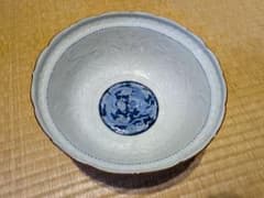 古伊万里　中鉢（21.5㎝）陽刻　輪花　口錆　龍図　福銘・高台鉋削り　美品！ 古伊万里 中鉢（21.5㎝）陽刻 輪花 口錆 龍図 福銘・高台鉋削り 美品