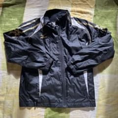 Mizuno ジャケット ブラック/ゴールド 130のサムネイル