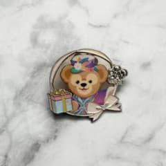 香港ディズニーランド 20周年 ピンバッジ ダッフィー - メルカリ