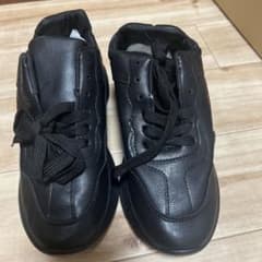 ブラックレザー スニーカー 赤ロゴのサムネイル