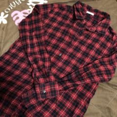 GU 赤と黒のチェック柄 長袖シャツ Sのサムネイル