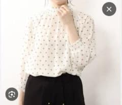 お*ん様 シャーリング使いプリントブラウス（アイボリー・茶ドット ・五分袖）のサムネイル