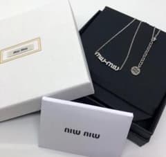 MIUMIU クリスタルロゴメタルネックレス シルバー - メルカリ