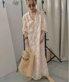 s*o様 アメリ花柄刺繍クリーム色ロングワンピースのサムネイル