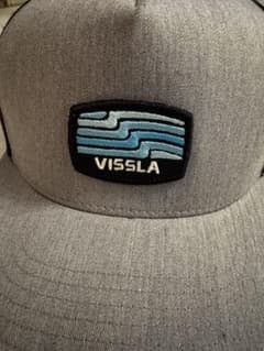 【美品】VISSLA ヴィスラ メッシュキャップ 刺繍ワッペン グレー×黒のサムネイル