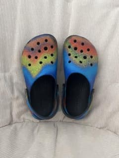 Crocs キッズ サンダル レインボーカラーのサムネイル