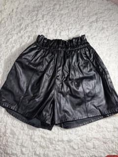 黒 合成皮革 ワイドレッグ ショートパンツのサムネイル