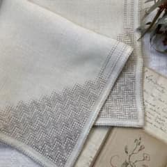 B北欧ヴィンテージ丁寧なニードルワークが施されたリネンのテーブルクロス（グレー） M北欧ヴィンテージ 丁寧なニードルワークが施されたとても素敵な刺繍