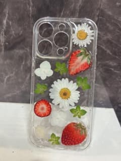 苺と押し花　ハンドメイド　iPhone16Proのサムネイル