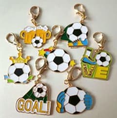 サッカーモチーフ キーホルダー 7種セット - メルカリ