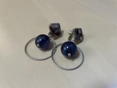 ネイビー アクリルビーズ　ダングルイヤリングのサムネイル