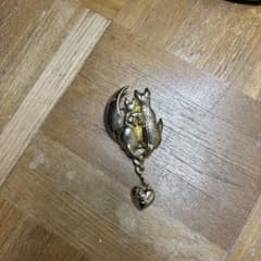 三日月と猫のゴールドカラーブローチのサムネイル