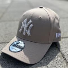 【セット割あり】NewEra ベージュキャップデコ9FORTYキラキラニューエラ m89572069286_1.jpg?1782743572