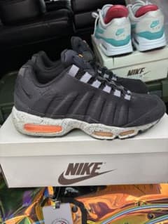 NIKE Air Max 95 ブラック/オレンジのサムネイル