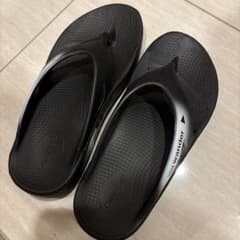 oofos × and wander リカバリーサンダル　ブラック