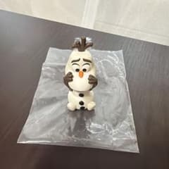 아나운서와 눈 여왕 올라프 피규어