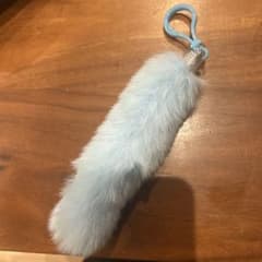 水色ファー付きキーホルダー