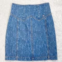極美品！CHANEL 23SS 膝丈デニムスカート ココマーク カメリア 38M 極美品！CHANEL 23SS 膝丈デニムスカート ココマーク カメリア 38M