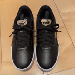 PUMAスニーカー黒系にゴールドのロゴのサムネイル