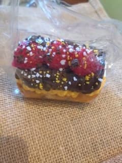 ベリーとチョコのパン型スクイーズのサムネイル