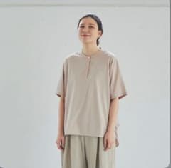 夏コーデの主役になるプルオーバー　バンドカラー　ピンクベージュのサムネイル