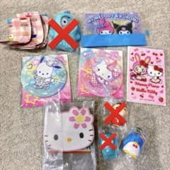 サンリオ　めじるしアクセサリー　キティ　タキシードサム　ガチャ　机　キティちゃん