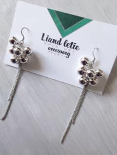〔訳あり〕じゃらじゃらシルバービーズのピアス/イヤリング◆Liandletie◆のサムネイル