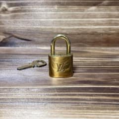 LOUIS VUITTON ルイヴィトン キーホルダー 南京錠 嘉手納 カデナ