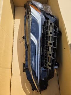 トヨタ ハリアー LED（右側ヘッドライト）*破損あり* トヨタ ハリアー 右LEDヘッドライト 80系 ステー破損 - メルカリ