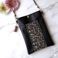 インド刺繍とフェイクレザーのスマホショルダーバッグ サコッシュ タッセル付きのサムネイル