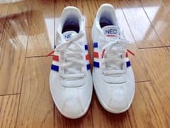 adidasのスニーカーのサムネイル