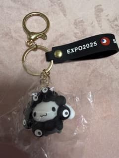 【シナモロール】ミャクミャクなりきり黒キーホルダー・サンリオコラボ　黒ミャクのサムネイル