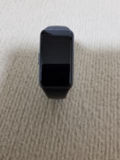 HUAWEI Band 6 ブラック.中古品ですがベルトを4本つけます。のサムネイル