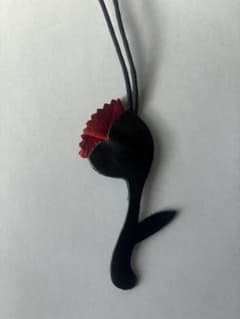 イビザ　黒と赤の花チャームのサムネイル