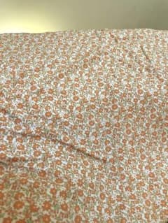 コットン　薄手ブロード　生成り地にオレンジの小花柄　105cm×84cmのサムネイル