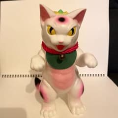 小夏屋　大王ネゴラ　招き猫　ソフビ　ピンク招き猫ver. 小夏屋 大王ネゴラ 招き猫カラー ソフビ - メルカリ