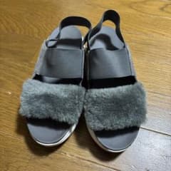 UGG グレー サンダル 厚底のサムネイル