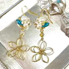 ビジューピアス(フック)orイヤリングのサムネイル