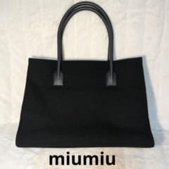 ミュウミュウ　アーカイブ　ハンドバッグ　トートバッグ　ロゴ　ナイロン　黒　90s 自立型 美品 90s MiuMiu アーカイブ ラバーハンドル トート 黒 - メルカリ