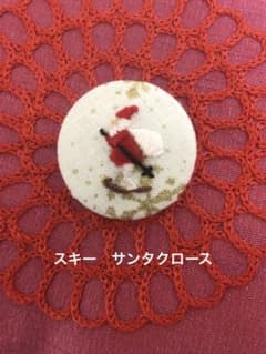 くるみボタン　刺繍　サンタクロースのサムネイル